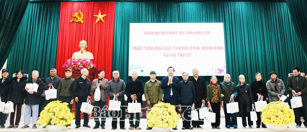  Đồng chí Nguyễn Đại Thắng, Phó Chủ nhiệm Ủy ban công tác đại biểu của Quốc hội trao quà tặng các thương binh, bệnh binh xã Thủ Sỹ (Tiên Lữ)
