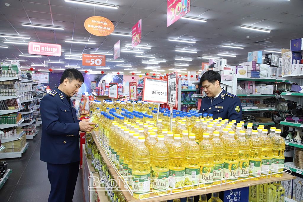 Lực lượng quản lý thị trường tỉnh kiểm tra hàng hóa tại Siêu thị BRG Mart Phố Nối (Yên Mỹ) nhằm bảo vệ thương hiệu của nhà sản xuất và người tiêu dùng