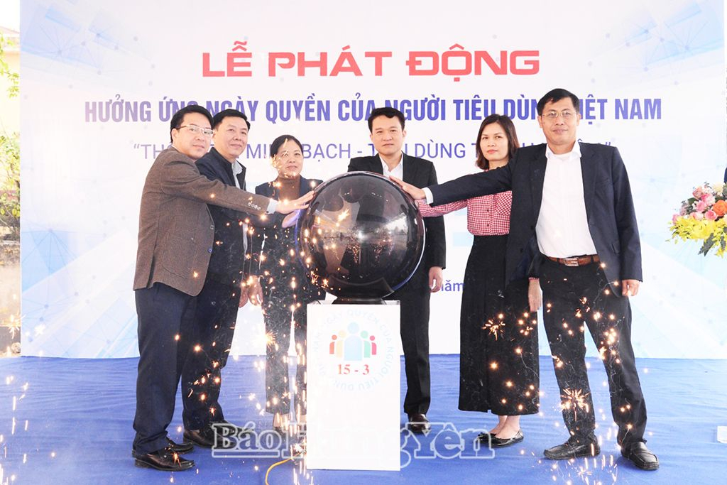  Đại diện một số cơ quan, đơn vị thực hiện nghi thức phát động hưởng ứng Ngày Quyền của người tiêu dùng năm 2025.