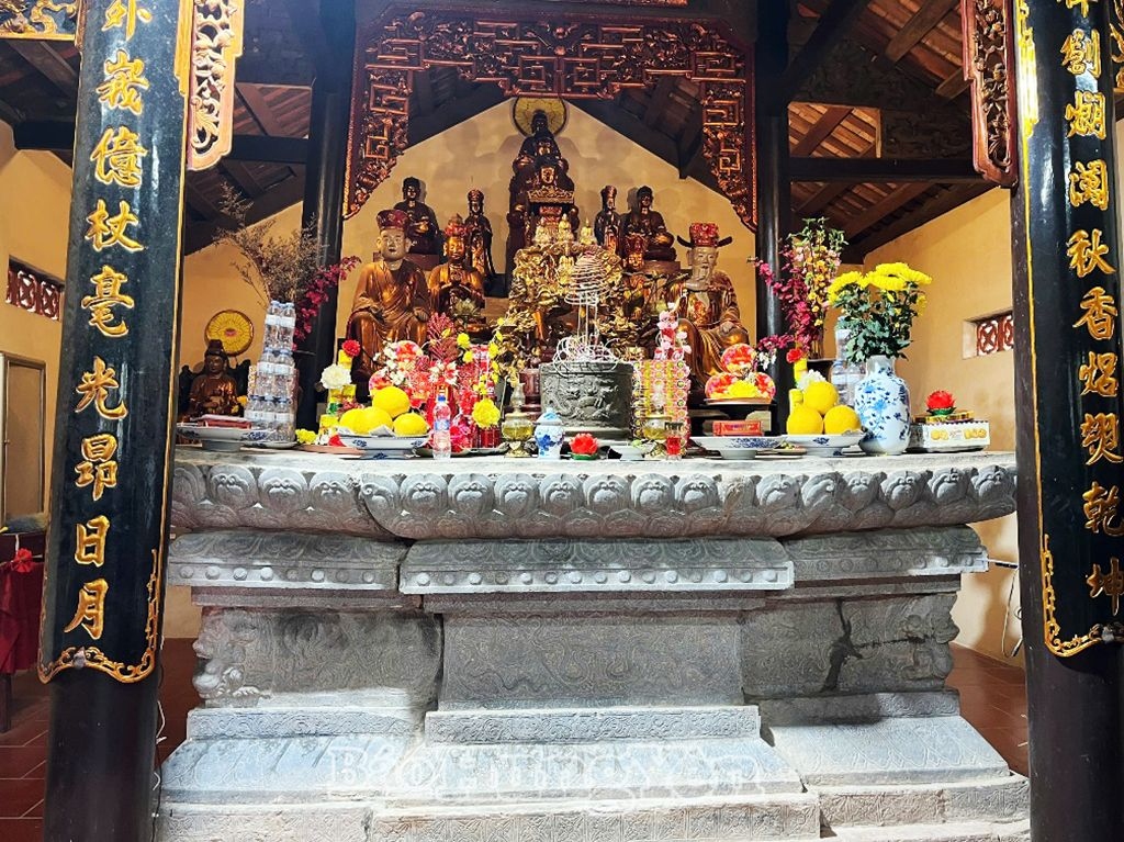 Bệ thờ đá hoa sen chùa Nhạn Tháp, xã Mễ Sở (Văn Giang)