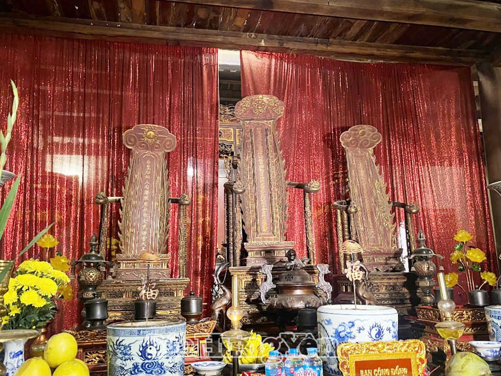 Ba ngai thờ gỗ thời Mạc đền Đa Hòa, xã Bình Minh (Khoái Châu)