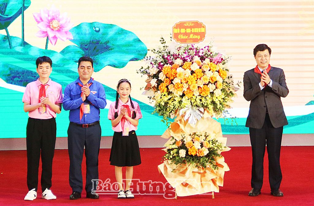  Đồng chí Phó Bí thư Thường trực Tỉnh ủy, Chủ tịch HĐND tỉnh Trần Quốc Toản tặng hoa chúc mừng đại hội.