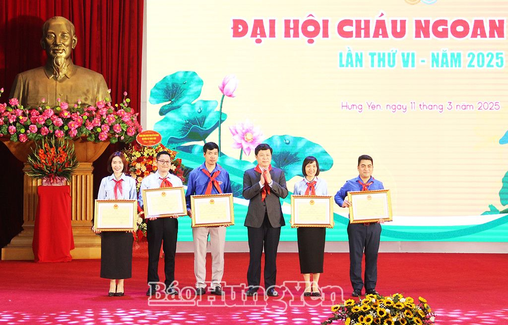  Đồng chí Phó Bí thư Thường trực Tỉnh ủy, Chủ tịch HĐND tỉnh Trần Quốc Toản trao Bằng khen của Chủ tịch UBND tỉnh tặng các tập thể, cá nhân có thành tích xuất sắc trong công tác Đội và phong trào thiếu nhi giai đoạn 2020 - 2025.