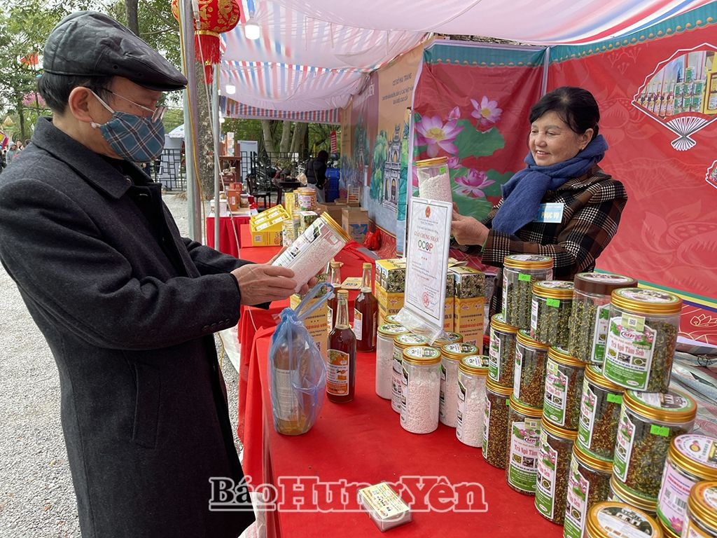 Sản phẩm bột sắn dây của HTX cây ăn quả và chế biến nông sản Tân Hưng được khách hàng chọn mua