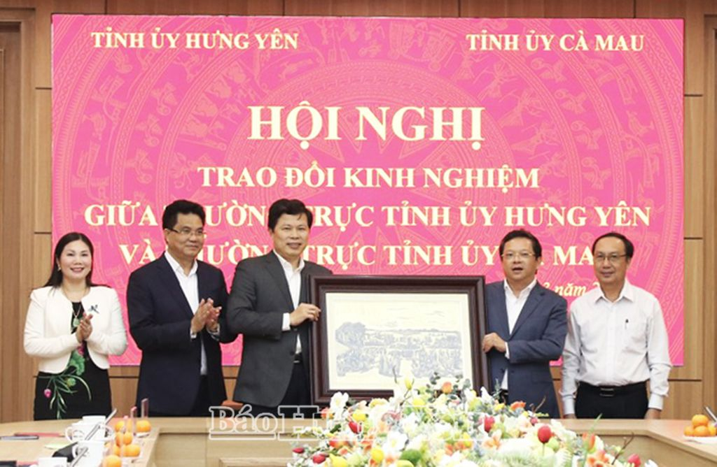 Đồng chí Trần Quốc Toản, Phó Bí thư Thường trực Tỉnh ủy, Chủ tịch HĐND tỉnh tặng Thường trực Tỉnh ủy Cà Mau bức tranh Phố Hiến xưa