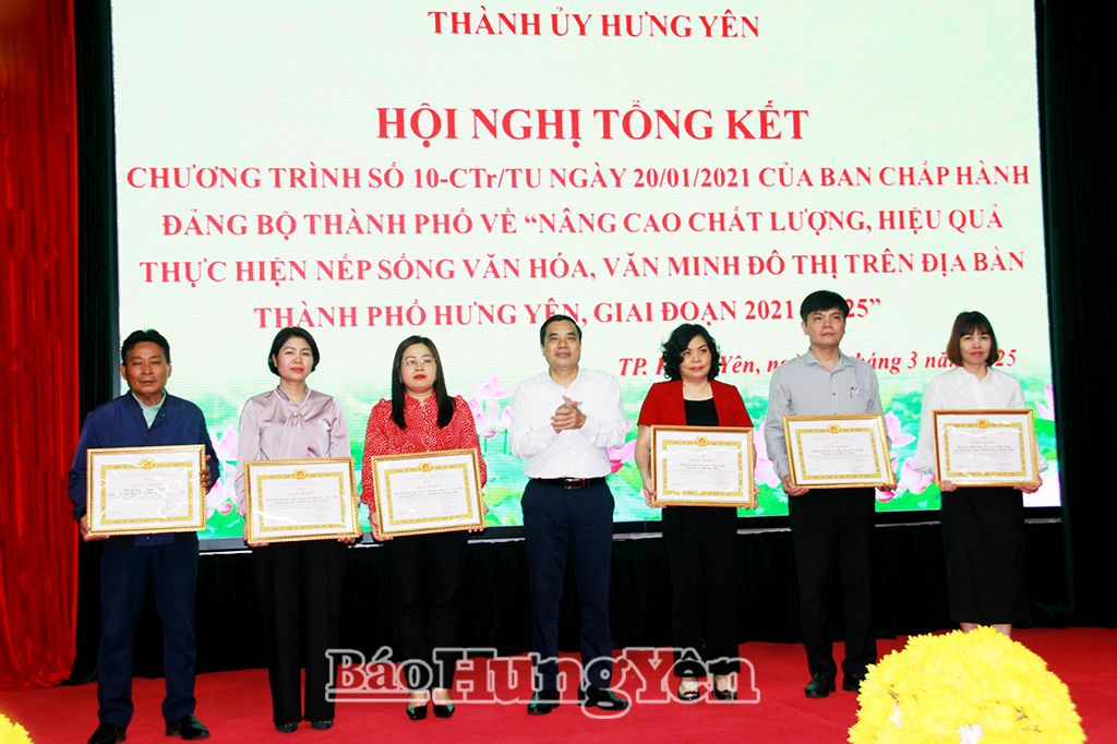  Đồng chí Bí thư Thành ủy Hưng Yên Phạm Huy Bình trao Giấy khen tặng các tập thể có thành tích xuất sắc trong thực hiện Chương trình số 10