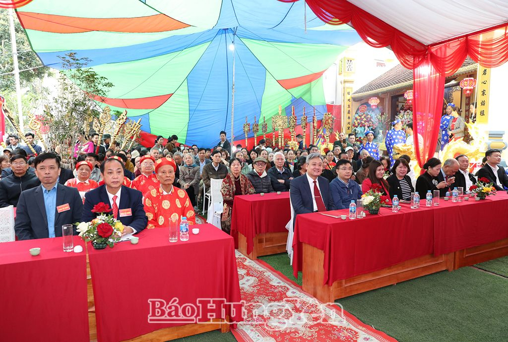 Các đại biểu dự lễ đón bằng xếp hạng Di tích lịch sử cấp tỉnh Nhà thờ họ Quách và lăng mộ Huệ Dung công chúa