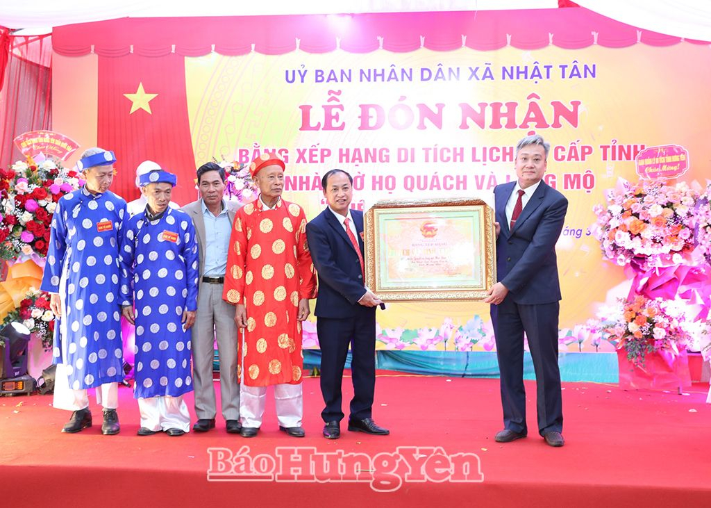    Lãnh đạo Sở Văn hóa, Thể thao và Du lịch trao bằng xếp hạng Di tích lịch sử cấp tỉnh Nhà thờ họ Quách và lăng mộ Huệ Dung công chúa cho UBND xã Nhật Tân và đại diện dòng họ Quách 