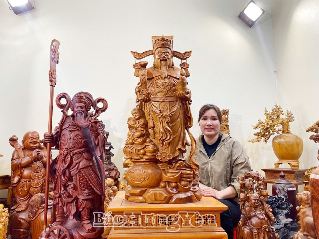 Chị Phạm Thị Tâm ở xã Hòa Phong (thị xã Mỹ Hào) trong một buổi phát sóng trực tiếp bán hàng trên các trang mạng xã hội