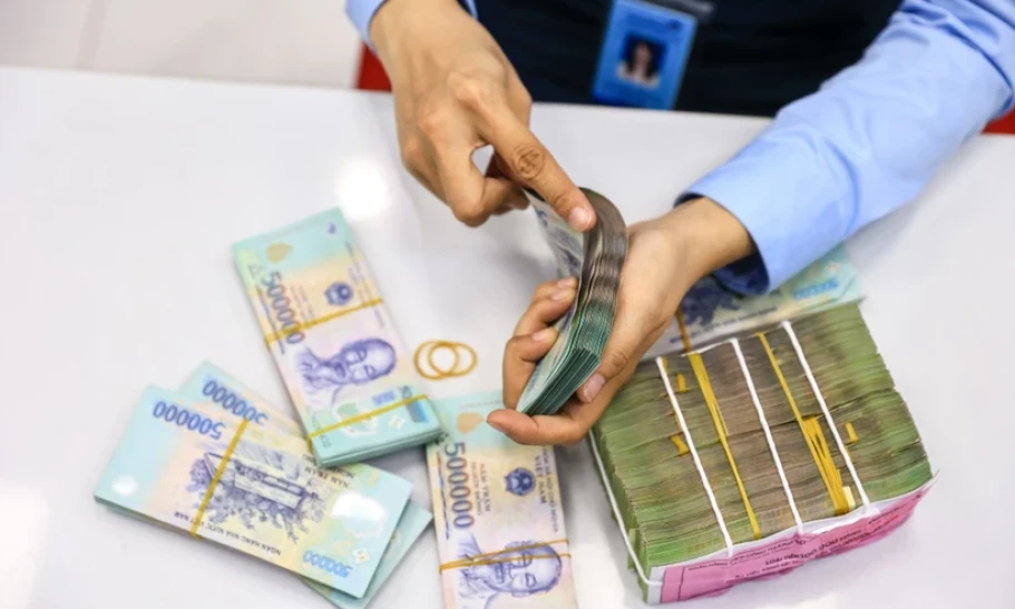 Nhiều ngân hàng đồng loạt giảm mạnh lãi suất huy động sau chỉ thị của Thủ tướng