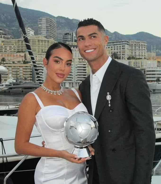 Rộ tin Ronaldo đính hôn với Georgina