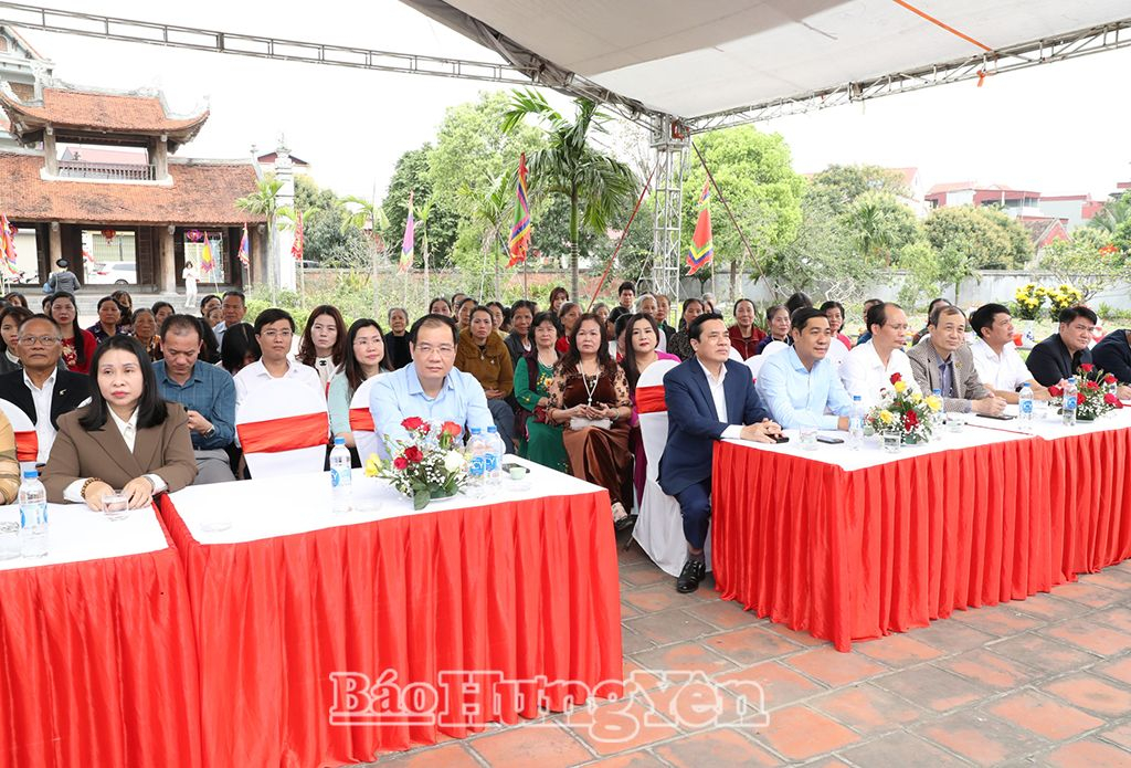 Các đại biểu, Nhân dân và du khách thập phương dự khai mạc lễ hội