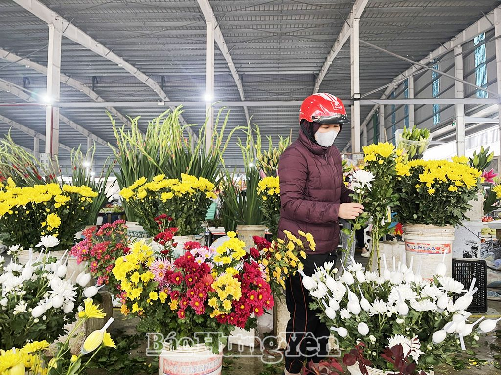  Người dân thị trấn Vương (Tiên Lữ) chọn mua hoa tươi trong ngày Tết Thanh minh