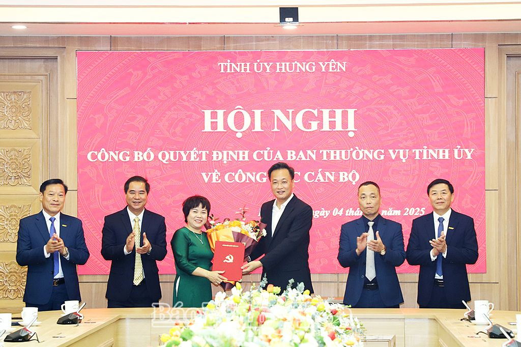   Đồng chí Nguyễn Hữu Nghĩa, Ủy viên BCH Trung ương Đảng, Bí thư Tỉnh ủy trao quyết định về việc sáp nhập Đài Phát thanh và Truyền hình Hưng Yên vào Báo Hưng Yên 