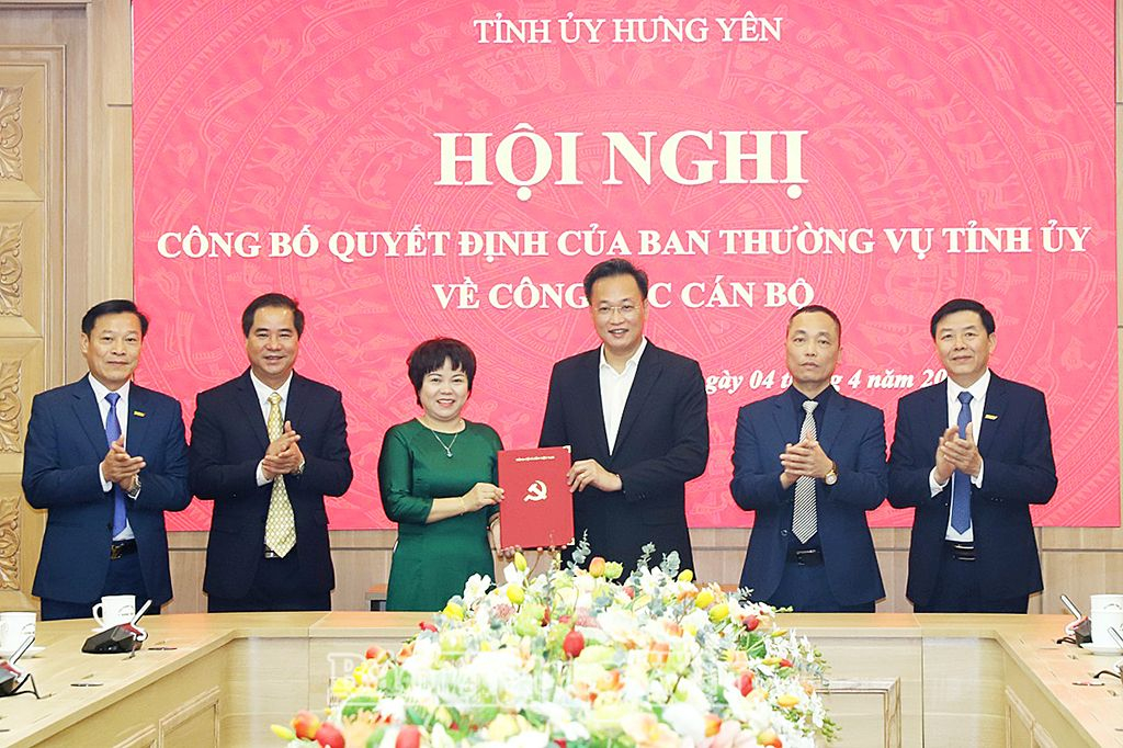  Đồng chí Nguyễn Hữu Nghĩa, Ủy viên BCH Trung ương Đảng, Bí thư Tỉnh ủy trao quyết định về việc sáp nhập Đài Phát thanh và Truyền hình Hưng Yên vào Báo Hưng Yên