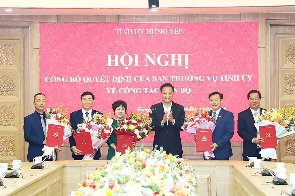 Đồng chí Nguyễn Hữu Nghĩa, Ủy viên BCH Trung ương Đảng, Bí thư Tỉnh ủy trao quyết định và tặng hoa chúc mừng các đồng chí được bổ nhiệm Tổng Biên tập và Phó Tổng Biên tập Báo Hưng Yên