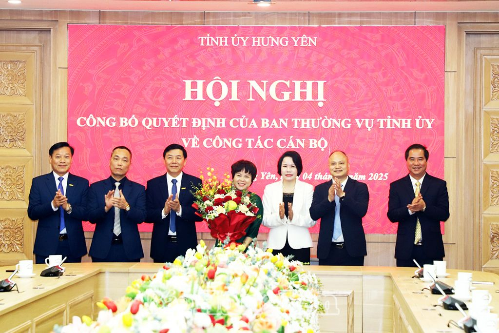 Lãnh đạo Ban Tuyên giáo và Dân vận Tỉnh ủy tặng hoa chúc mừng Ban Biên tập Báo Hưng Yên