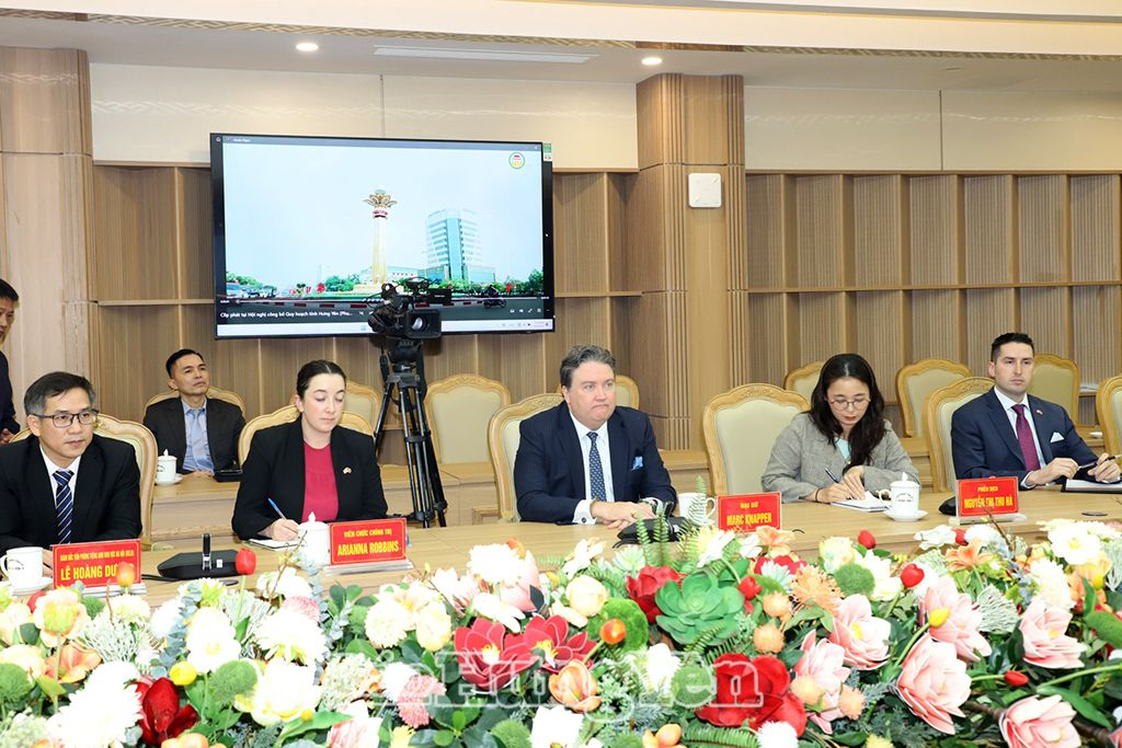 Đại sứ Hoa Kỳ tại Việt Nam Marc E. Knapper và đoàn công tác tại buổi làm việc