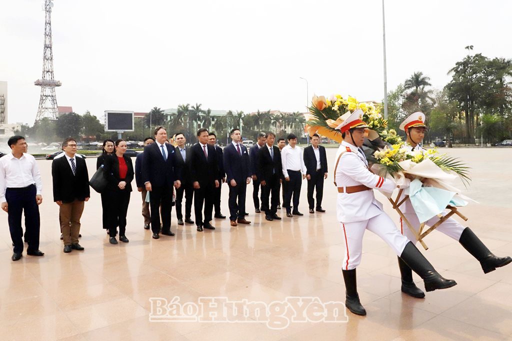 Đại sứ Hoa Kỳ tại Việt Nam và các đồng chí lãnh đạo tỉnh dâng hoa tại Tượng đài Tổng Bí thư Nguyễn Văn Linh (thành phố Hưng Yên)