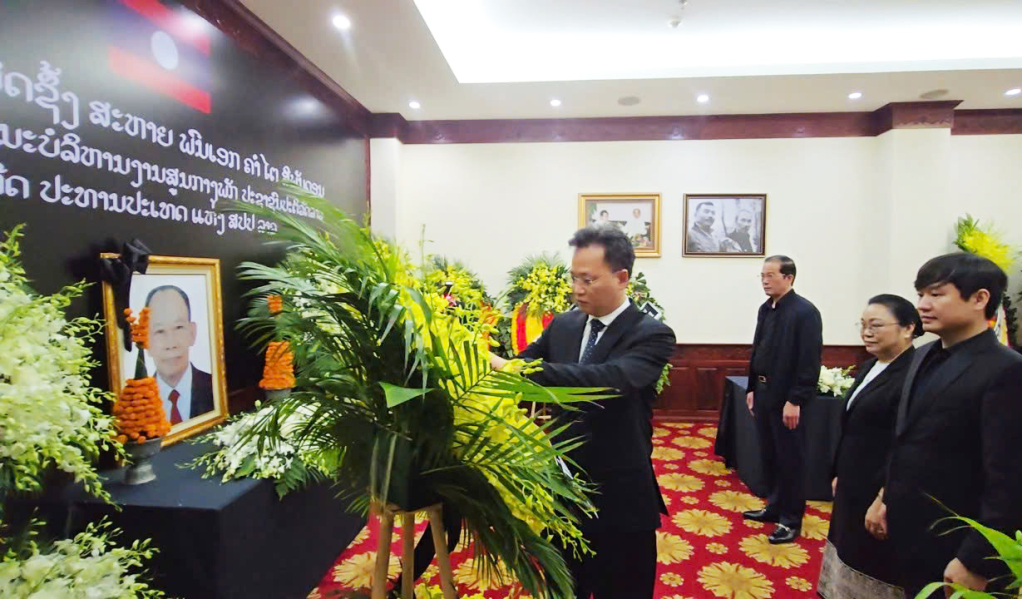 Bí thư Tỉnh ủy Nguyễn Hữu Nghĩa viếng nguyên Chủ tịch Đảng Nhân dân Cách mạng Lào, nguyên Chủ tịch nước Lào Khamtay Siphandone