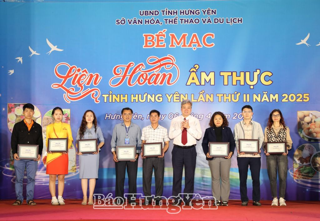 Ban tổ chức trao giải cho các đơn vị đạt giải ở phần thi trưng bày gian hàng ẩm thực và các sản phẩm OCOP