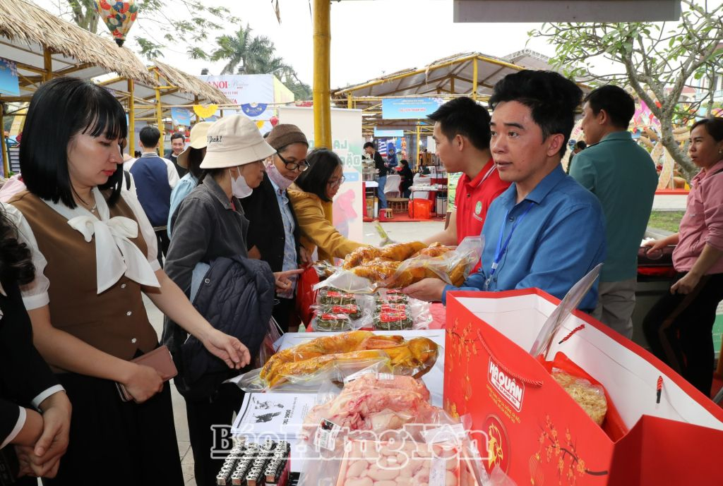 Nhân dân và du khách đến trải nghiệm, thưởng thức ẩm thực tại liên hoan