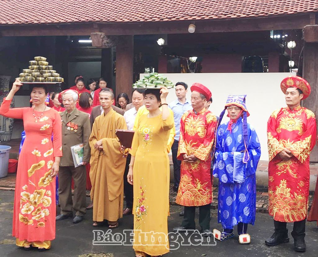 Lễ dâng bánh chưng, bánh dày tại đền thờ Quốc Mẫu Âu Cơ (xã Hùng Cường, thành phố Hưng Yên)