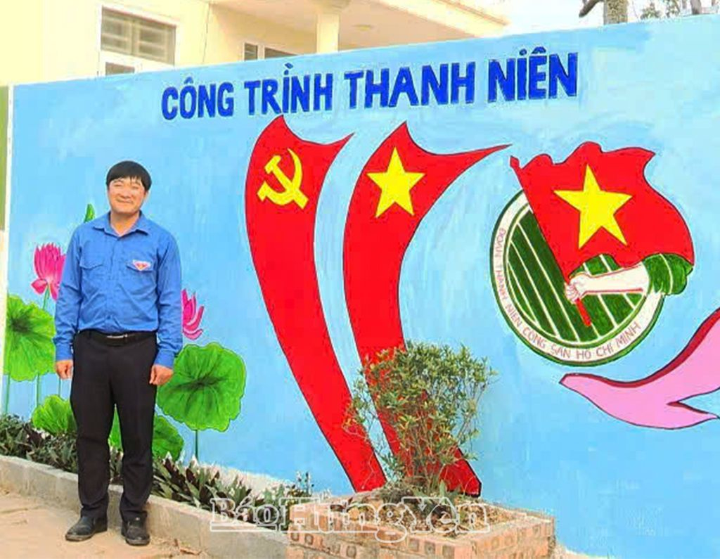 Anh Lê Hồng Dũng bên công trình  thanh niên chào mừng 94 năm thành lập Đoàn TNCS Hồ Chí Minh