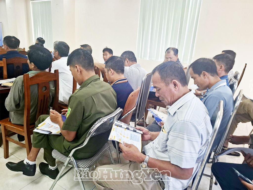 Thành viên các Tổ bảo vệ an ninh trật tự ở cơ sở  của thành phố Hưng Yên tìm hiểu về chính sách BHXH tự nguyện tại hội nghị tuyên truyền, vận động thành viên Tổ bảo vệ an ninh trật tự ở cơ sở tham gia BHXH tự nguyện