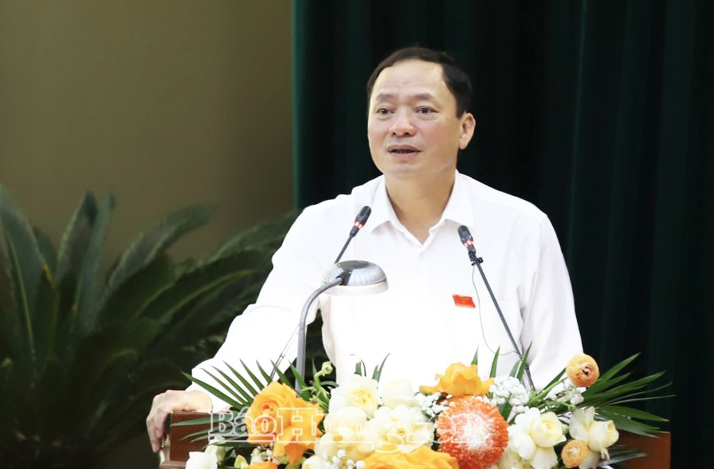 Đồng chí Trần Quốc Văn, Phó Bí thư Tỉnh ủy, Chủ tịch UBND tỉnh trình bày tờ trình của UBND tỉnh tại kỳ họp