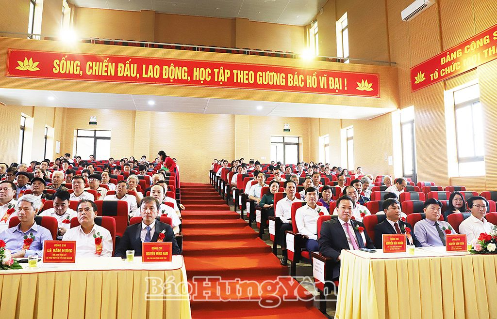  Các đại biểu dự buổi lễ 