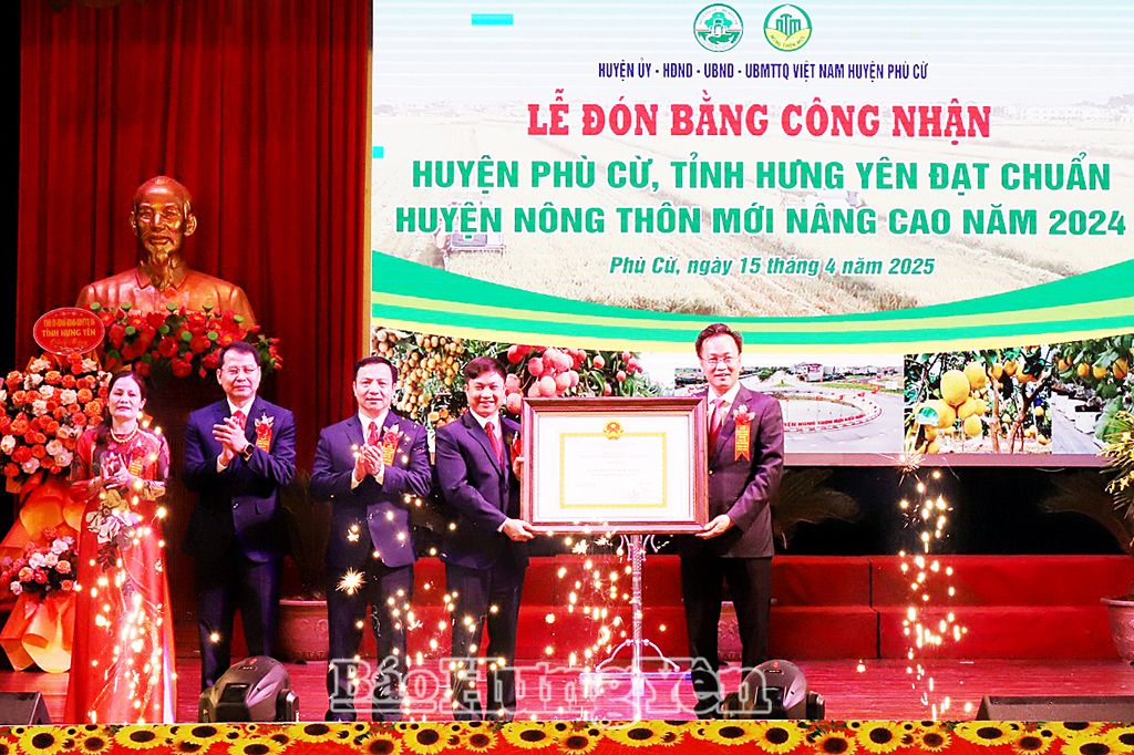  Thừa ủy quyền của Thủ tướng Chính phủ, đồng chí Nguyễn Hữu Nghĩa, Ủy viên Ban Chấp hành Trung ương Đảng, Bí thư Tỉnh trao Bằng công nhận huyện đạt chuẩn NTM nâng cao năm 2024 tặng Đảng bộ, chính quyền và Nhân dân huyện Phù Cừ 