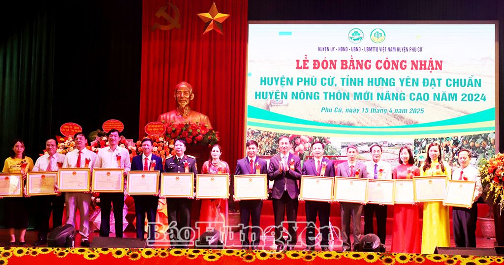 Đồng chí Nguyễn Hùng Nam, Phó Chủ tịch UBND tỉnh trao Bằng khen cho các tập thể, cá nhân của huyện Phù Cừ có thành tích xuất sắc trong phong trào thi đua “Cả nước chung sức xây dựng NTM giai đoạn 2021 – 2025”. 