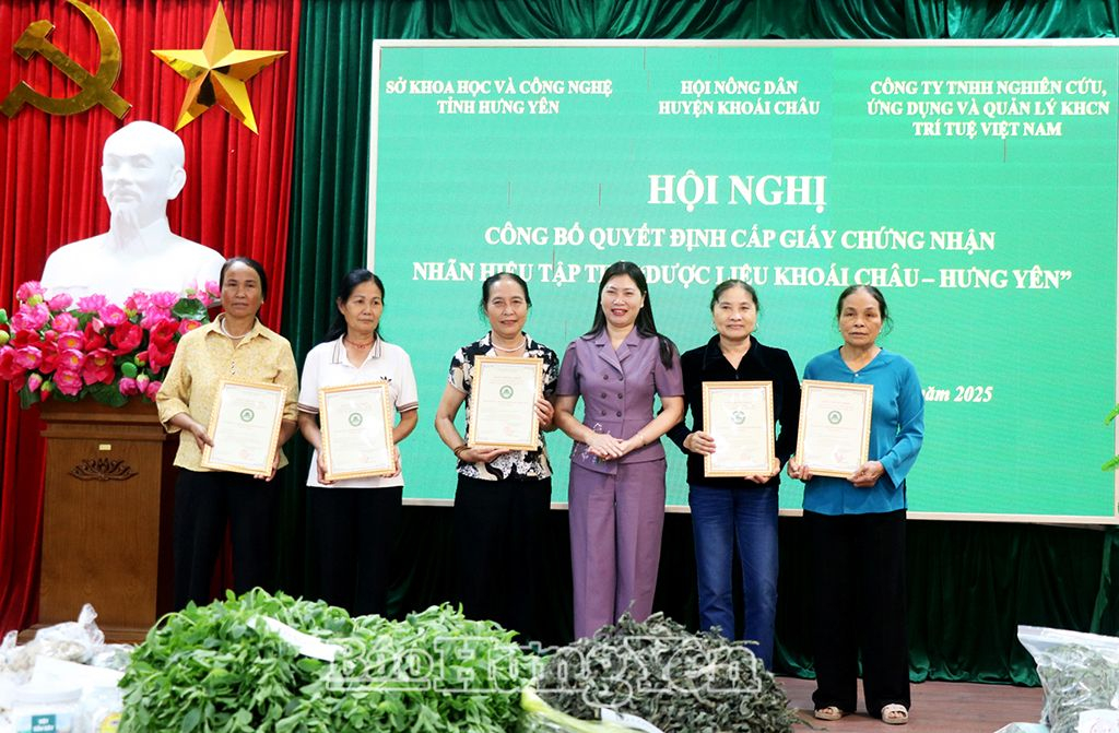 5 hộ sản xuất nhận giấy chứng nhận quyền sử dụng nhãn hiệu tập thể “Dược liệu Khoái Châu – Hưng Yên” đợt 1