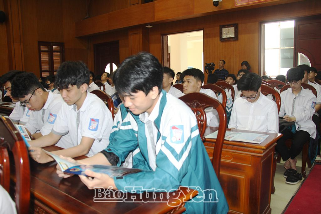 Học sinh tìm hiểu thông tin tuyển sinh của Học viện Hải quân 