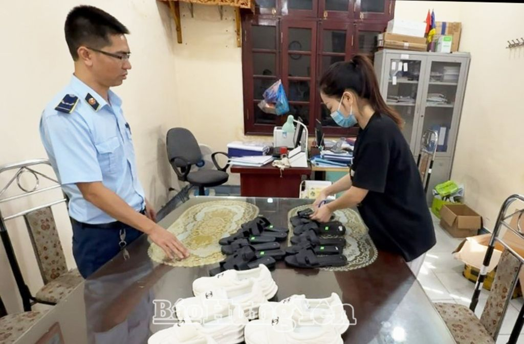 Lực lượng quản lý thị trường tỉnh kiểm tra, xử lý một cơ sở kinh doanh TMĐT tại thị xã Mỹ Hào