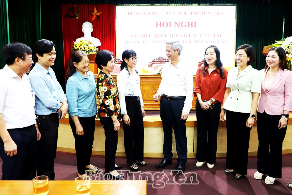  Các đại biểu trò chuyện với cử tri thị xã Mỹ Hào 