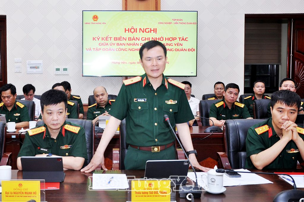 Thiếu tướng Tào Đức Thắng, Chủ tịch kiêm Tổng Giám đốc Tập đoàn Công nghiệp - Viễn thông quân đội phát biểu tại hội nghị