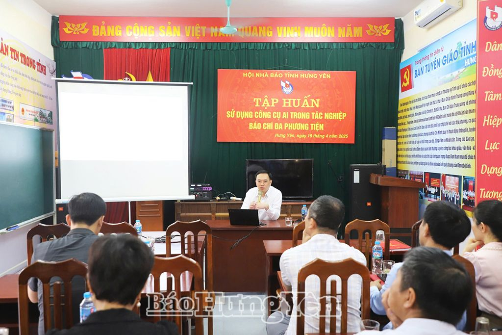 Nhà báo Ngô Việt Anh, Vụ trưởng, Giám đốc Trung tâm Phát triển truyền thông, Báo Nhân Dân truyền đạt tại lớp tập huấn
