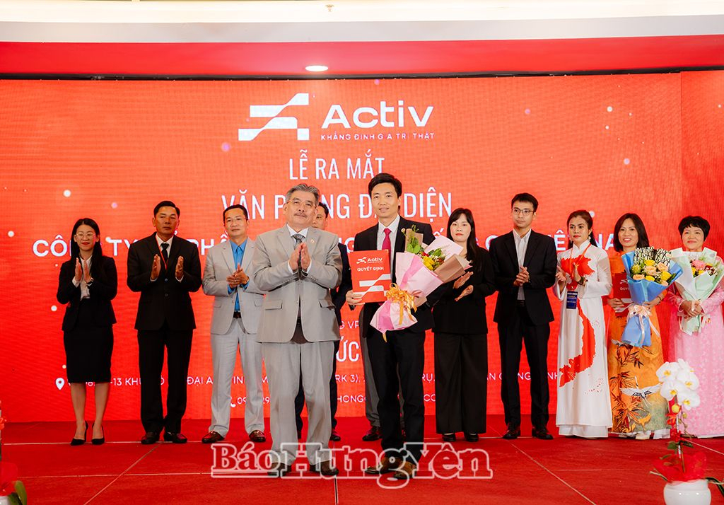 Ông  Tạ Đức Trung nhận quyết định thành lập và bổ nhiệm trưởng văn phòng đại diện ACTIV tại tỉnh Hưng Yên.