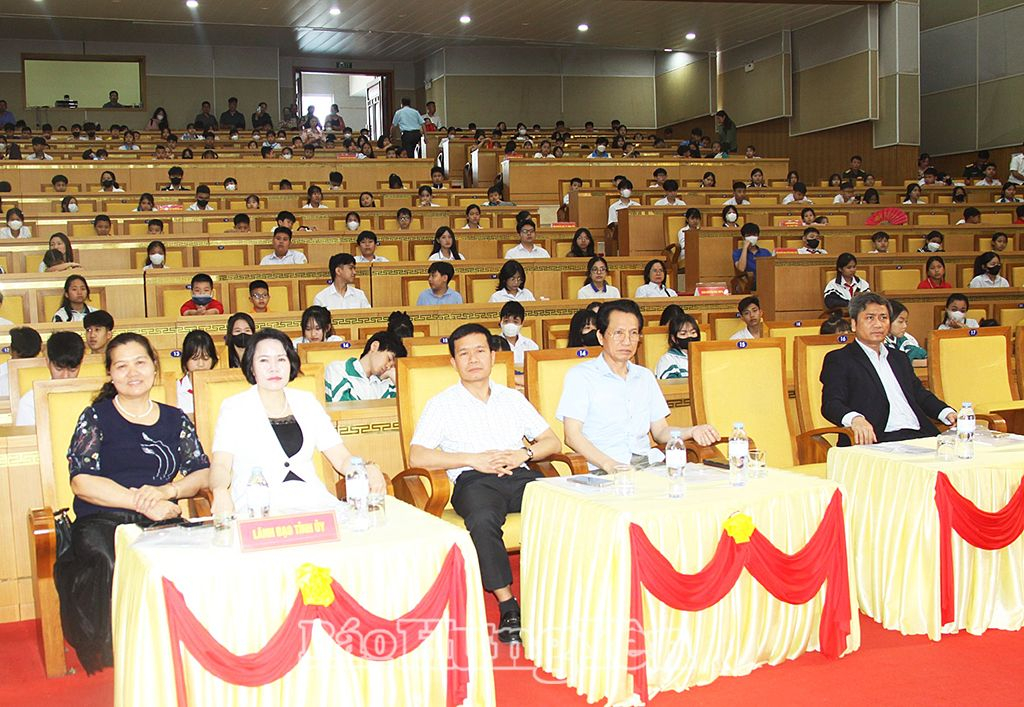 Các đại biểu dự chương trình trao học bổng Tô Hiệu 