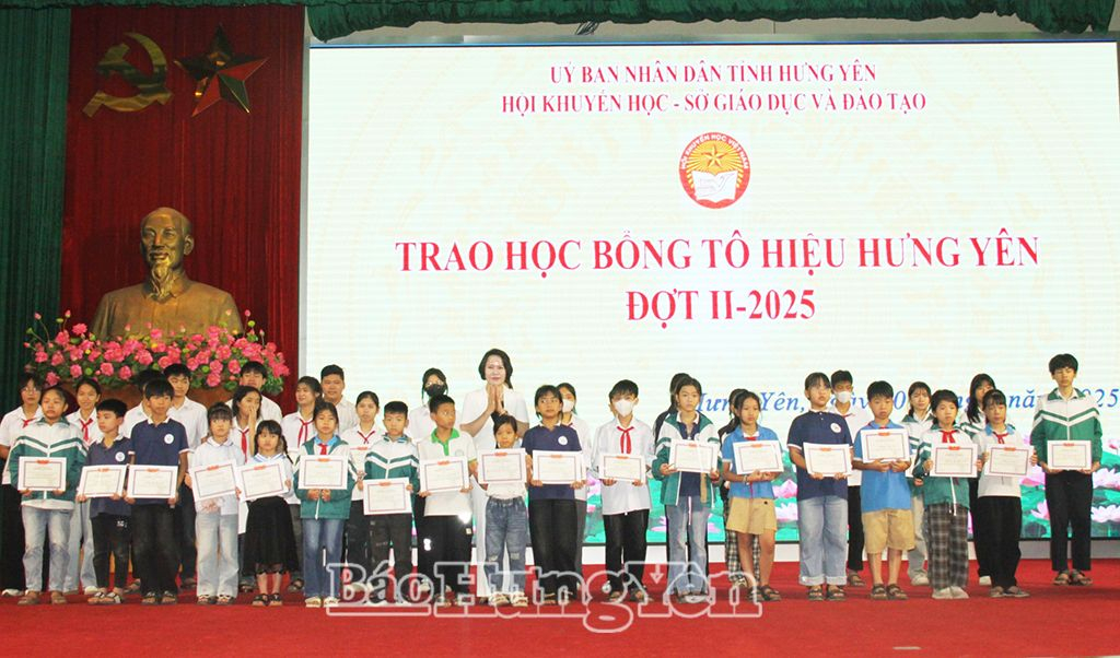 Đồng chí Quách Thị Hương, Ủy viên Ban Thường vụ Tỉnh ủy, Trưởng ban Tuyên giáo và Dân vận Tỉnh ủy trao học bổng Tô Hiệu cho các học sinh
