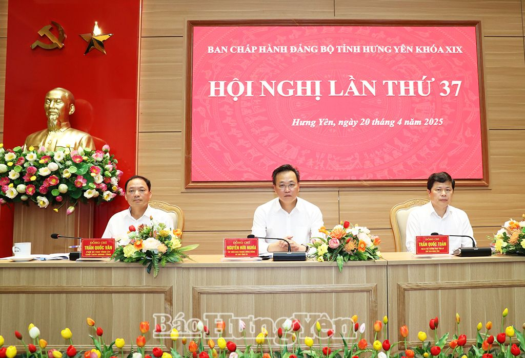 Các đồng chí Thường trực Tỉnh ủy chủ trì hội nghị
