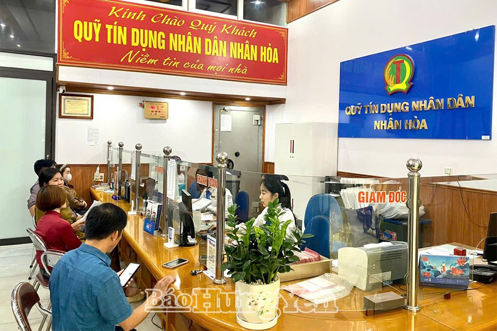 Người dân giao dịch tại Quỹ TDND Nhân Hòa (thị xã Mỹ Hào)