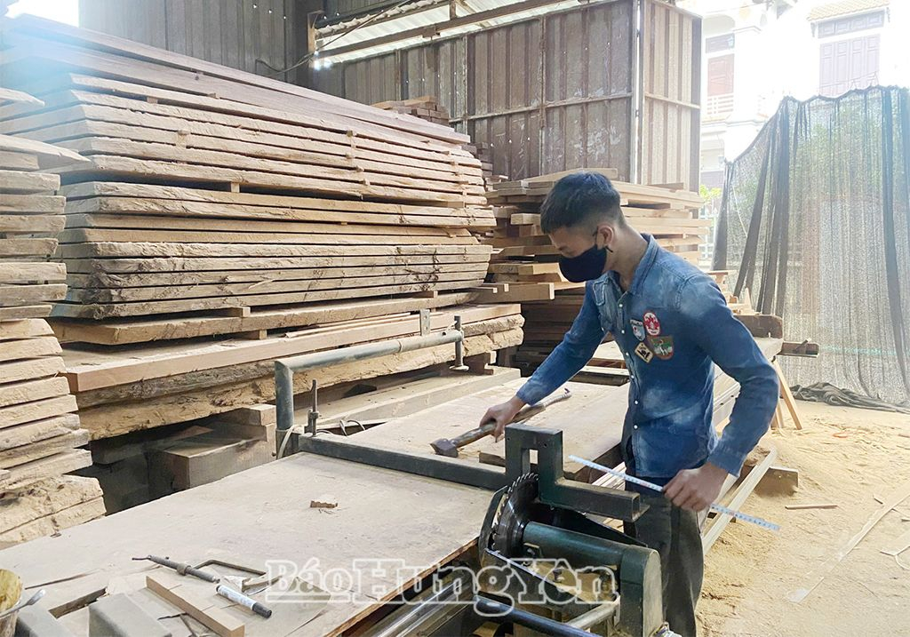 Gia đình anh Nguyễn Khắc Cự (phường Nhân Hòa, thị xã Mỹ Hào) phát triển nghề mộc từ nguồn vốn vay tại Quỹ TDND Nhân Hòa
