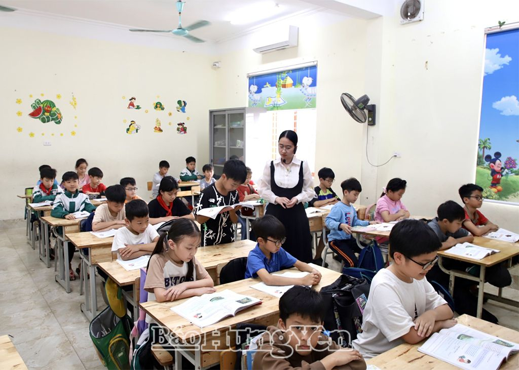 Một tiết học của lớp 4A2, Trường Tiểu học và Trung học cơ sở Tô Hiệu, xã Nghĩa Trụ (Văn Giang)