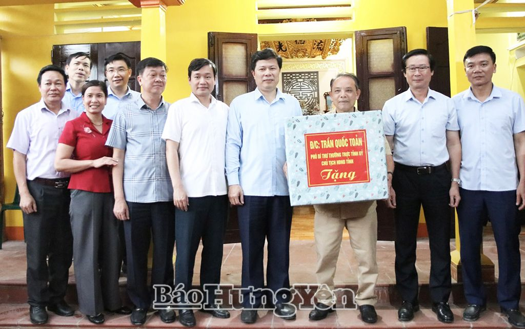 Đồng chí Trần Quốc Toản, Phó Bí thư Thường trực Tỉnh ủy, Chủ tịch HĐND tỉnh trao quà và 50 triệu đồng hỗ trợ kinh phí sửa nhà tặng thương binh Vũ Văn Hùng (thị trấn Lương Bằng)