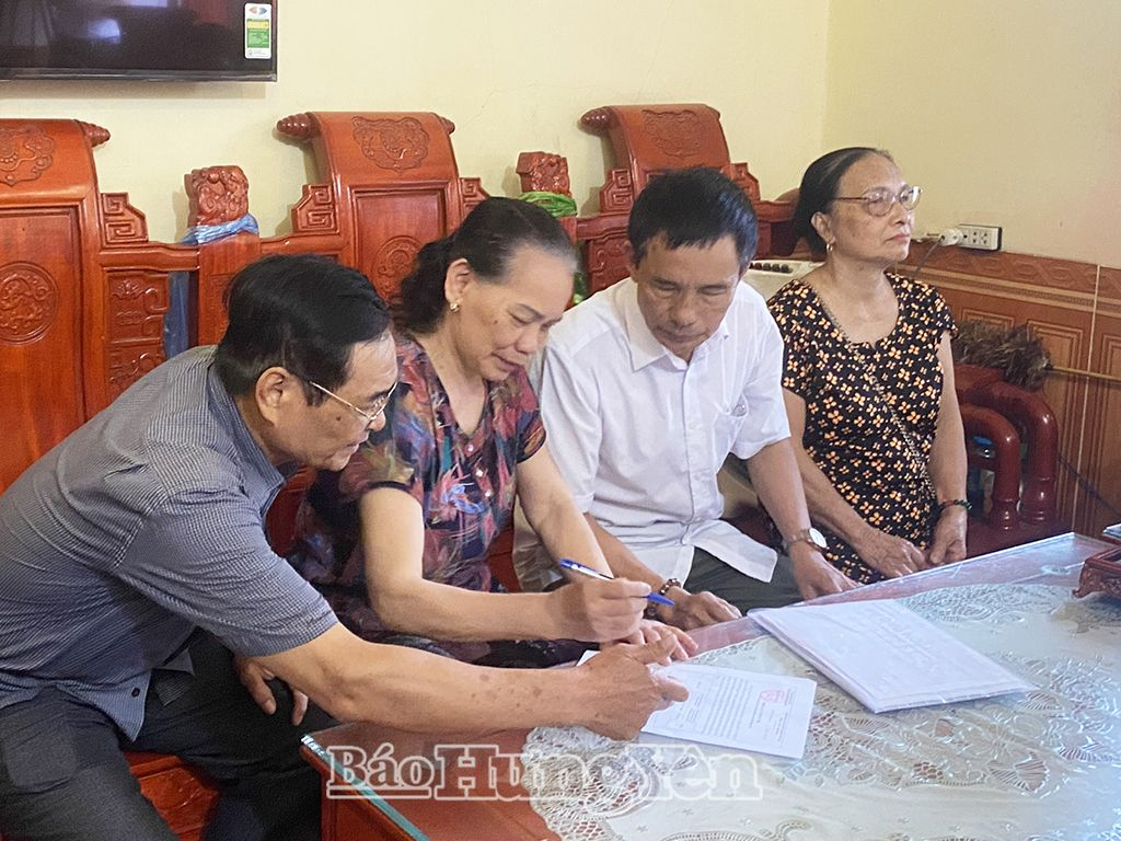 Lấy ý kiến cử tri đại diện hộ gia đình tại tổ dân phố Cộng Hòa, phường Bần Yên Nhân (thị xã Mỹ Hào) Ảnh: Lê Hiếu