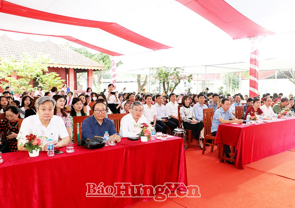 Các đại biểu dự Ngày Sách và Văn hóa đọc Việt Nam lần thứ 4 năm 2025 tại Thư viện tỉnh