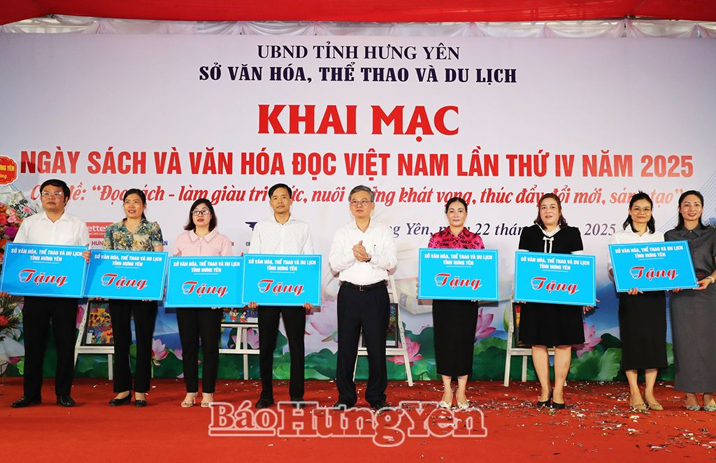 Phó Chủ tịch UBND tỉnh Nguyễn Duy Hưng trao tặng sách cho các thư viện, tủ sách cơ sở, thư viện trường học tiêu biểu trên địa bàn tỉnh